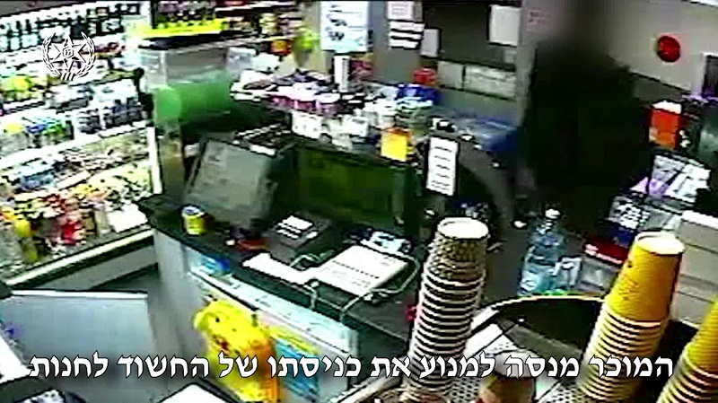 מתוך מצלמת האבטחה של חנות הנוחות