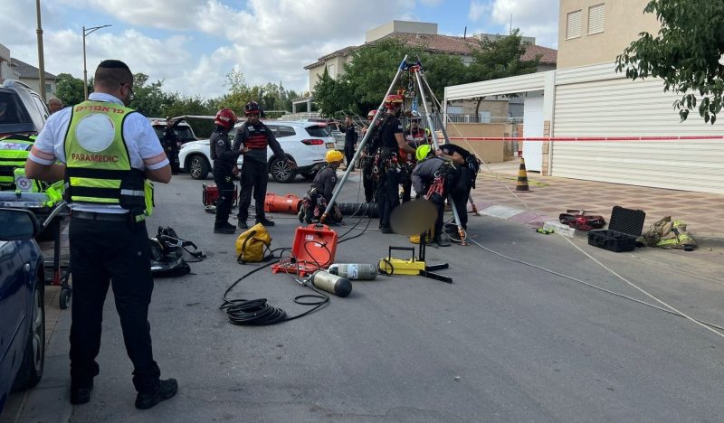 עובד נפל לבור ומת במזכרת בתיה, צילום מד"א